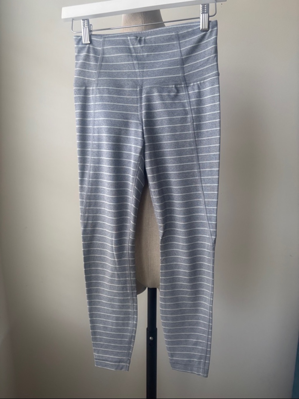 Athleta Chaturanga Striped Capri Leggings White Gray Size XS Studio Gymcore